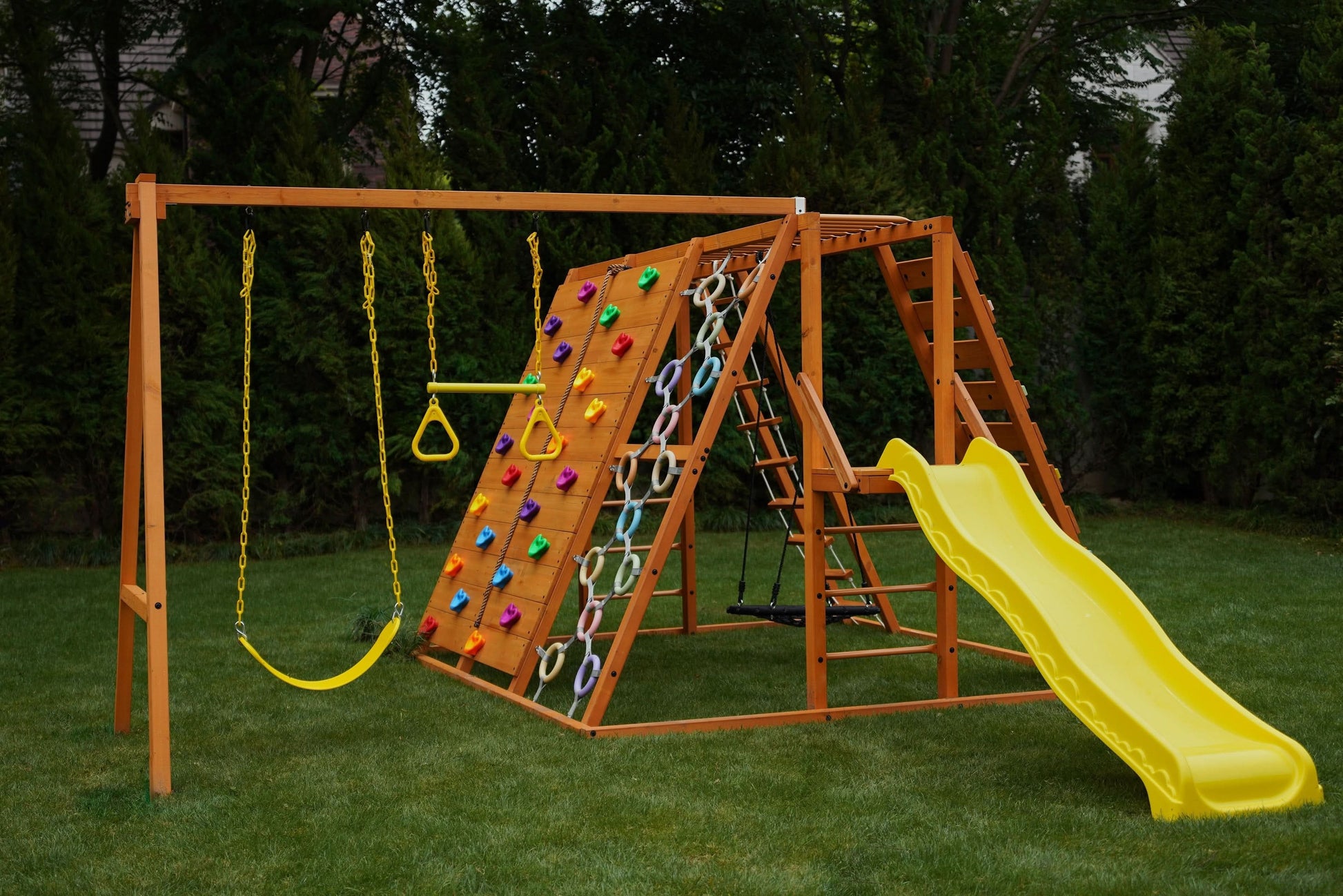 Avenlur.com Outdoor Sycamore Backyard Climbing Set – 2 Swings, Trapeze Bar & Outdoor Fun