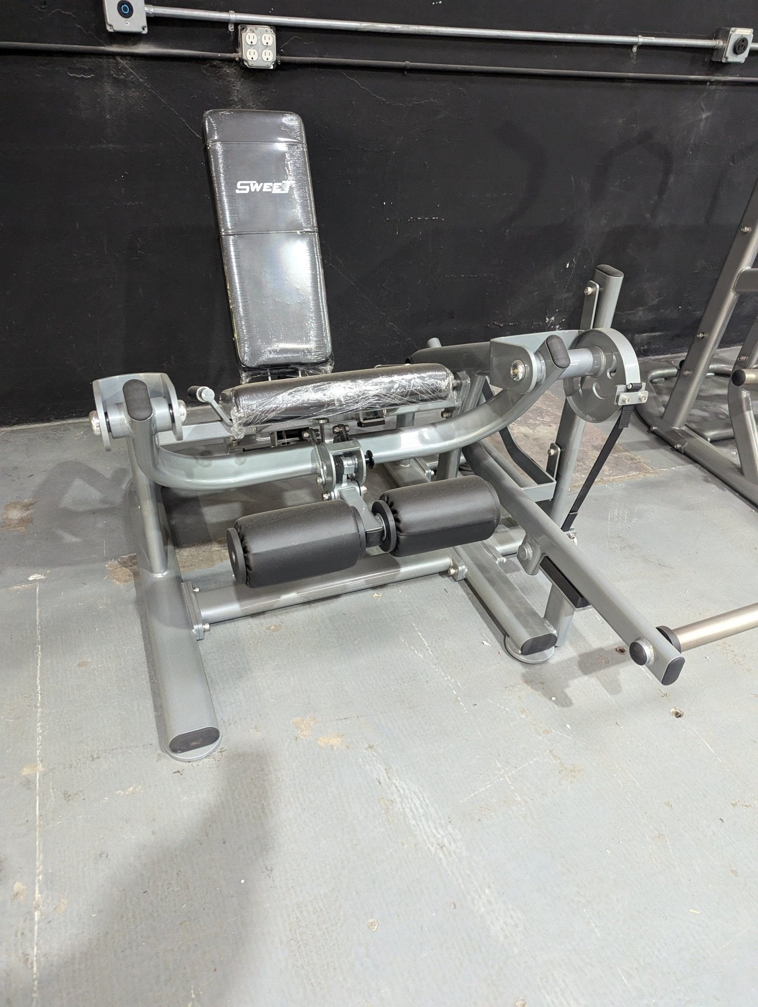 Sweet Leg Extension - Silver/Black - Grit Grind Strength